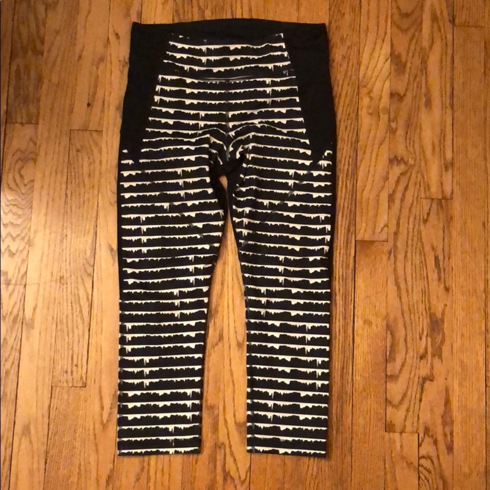 Ladies UnderArmour Heatgear Capri Legging Med NWOT
